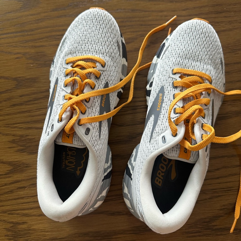 Brooks Ghost 15. Size 6.5. Only worn 3 times. Excellent condition